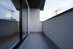 南側に面したバルコニーは日当たり良好です。お洗濯物も気持ちよく干せそうです。日光浴をしたり、星を眺めたりも良いですね^^