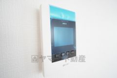 防犯はもちろん、セールスマン対策にもなるモニター付きインターホンです。お子さん1人での留守番時にも活躍しそうです。