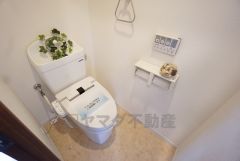 ウォシュレット、暖房便座、節電・節水機能など、使い勝手のよい高機能トイレです。 上部には収納棚が付いています＾＾ 