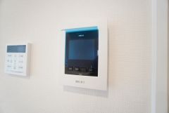 防犯はもちろん、セールスマン対策にもなるモニター付きインターホンです。 来訪者の顔が見えるので安心ですね＾＾