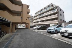 駐車場。最新の空き状況はお問い合わせください。