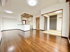 家族が集まる開放的なリビング。思い思いの時間を過ごしたり食事をしたり、素敵な団らんの場になりますね。 
