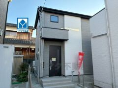  バス停「皿山1丁目」まで徒歩:5分。 スーパーまで徒歩7分。 カースペースは停めやすい並列駐車2台付き。