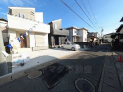 前面道路は南西側約4ｍの公道に面しています＾＾ 住人以外の車の進入も少なく、小さなお子様を持つご家庭にも安心です。