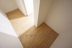 1階玄関ホールにはファミリークロークが付いています＾＾アウターやカバン、帽子など帰宅後すぐに収納できますね＾＾ 