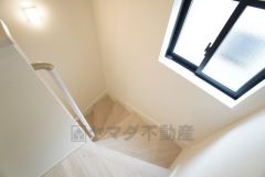 お子様も高齢の方も安心して上り下りができる手摺がついた安心設計です。 階段には小窓を配置しました。日中でも暗くなりがちな階段下が明るくなり安全ですね。