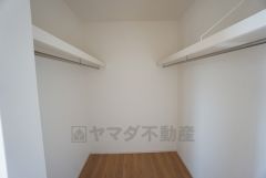 主寝室には大型のウォークインクローゼット。採光と換気に優れた小窓がありがたいですね＾＾
