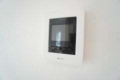 防犯はもちろん、セールスマン対策にもなるモニター付きインターホンです。お子さん1人での留守番時にも活躍しそうです。