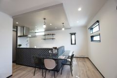 お洒落なカフェ風のダイニングキッチン。ゆったりとおうち時間を過ごすことができますね。