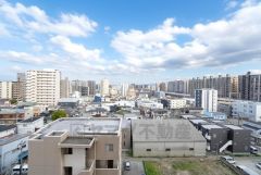 バルコニーからの眺望です。 目の前を遮る建物がないので見晴らしがいいですね＾＾ 心地よい自然の光や風を感じることができます。 