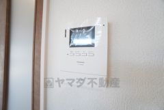 防犯はもちろん、セールスマン対策にもなるモニター付きインターホンです。お子さん1人での留守番時にも活躍しそうです。