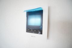 防犯はもちろん、セールスマン対策にもなるモニター付きインターホンです。 来訪者の顔が見えるので安心ですね＾＾