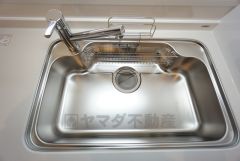 大きなお鍋も楽々洗える幅の広いシンクです＾＾ステンレスシンクなので簡単にお掃除できますよ。洗剤やスポンジもすっきりできる収納付き。