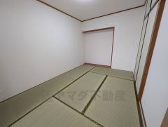 6帖。リビング隣には、ホッとできる和室を用意。客間としてはもちろん、お子様のお昼寝スペースや書斎としても活躍してくれそうです＾＾ 