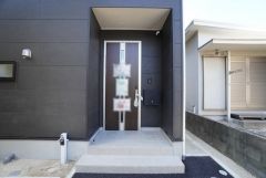 家の顔となる玄関扉がかっこいいと、たくさんの人を招き入れたくなりますね＾＾奥まって設置されており、雨にも濡れにくくなっています。