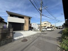 前面道路も広く駐車もラクラクです＾＾