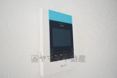 防犯性もばっちり、TVモニター付きインターフォン完備。大きなモニターで玄関先を確認できます。