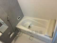 1日の疲れを癒すくつろぎのバスルーム。足を伸ばしてもゆったりと入れるサイズです。お子様と一緒にお風呂に入っても狭くないですね＾＾