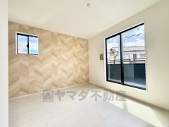 主寝室としても利用できる洋室は日当たり良好です＾＾かい光の差し込むゆとりのある居室をぜひ現地にてご確認くださいませ。