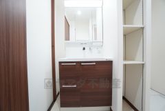 三面鏡裏収納付き洗面化粧台です＾＾ 歯磨きセットやスキンケア用品などの収納に便利ですね。洗面台のすぐ横と正面にも可動棚収納付き。タオルや下着などの保管場所として便利＾＾ 