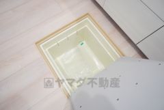 キッチンに床下収納があります。長期保存ができるもの、調理器具、防災グッズを入れておくのもいいですね。