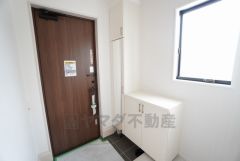 採光も考えられた明るい玄関です。シューズボックス付きなので、家族全員の靴がきれいに整頓できます。