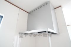 コンロ上には換気扇完備＾＾すぐ横に小窓が設けられているので、換気扇と合わせてWで換気できます＾＾