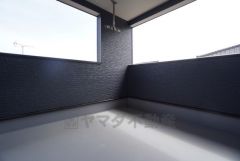 幅広のインナーバルコニーは多少の雨でも洗濯物を守ってくれ、家事を助けてくれること間違いなし。眩しすぎる日差しも和らげます。 