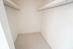 収納力豊富なウォークインクローゼット。洋服や小物などを1箇所にまとめて美しい収納を実現します。スーツケースのような大型の荷物も置けます＾＾