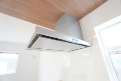 お手入れが簡単なスリム型レンジフードです。調理により発生する油煙や臭いを吸い込み、屋外へ排気してくれます。