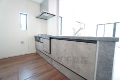 対面式キッチンなのでリビングにいるご家族とコミュニケーションを取りながら洗い物や、お料理が楽しめそうですね＾＾