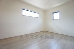 2面採光で明るい約6.7帖の洋室。