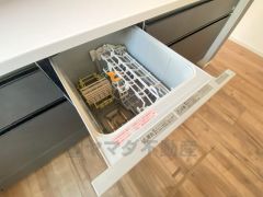 炊事時間を大幅に短縮できる食器洗浄乾燥機付き＾＾食器を洗う手間が減るので家族とのコミュニケーションの時間や自分の時間が増えますね。