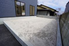 お庭付き＾＾日光浴やガーデニングはもちろん、お子さまの外遊びの場としても＾＾リビングから様子が見守れるので安心です＾＾ 