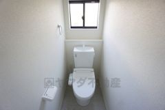 1階2階の2ヶ所にトイレがありますので、忙しい朝にも家族に気を使わず、ゆとりが生まれますね＾＾ 小窓付きで換気する時に便利です＾＾