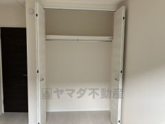 洋室にはハンガーパイプ付きのクローゼットが設けられています。たっぷり収納できるので衣替えの心配もいりませんね＾＾