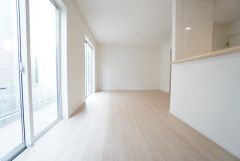 大きな窓のあるリビングは、陽光あふれる明るい空間です。居心地良く、ご家族皆がゆったり寛げる憩いの空間となりそうです。