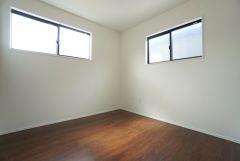 2面採光を確保した明るい室内は、風通しも良く、大変居心地の良い空間となっております。日当たりがよく、子供部屋としての利用もおすすめ。