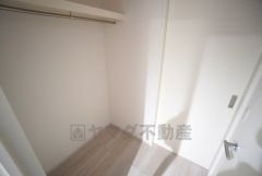 玄関ホールにはハンガーパイプ付きのたっぷり収納できるウォークスルークロークが設けられています。