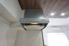 IHコンロ上には、換気扇を完備＾＾調理時の蒸気や匂いが換気扇に誘導され、効率的に排煙ができます＾＾ 