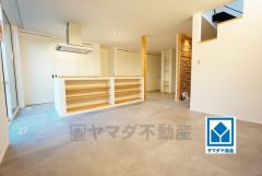 家族が集まる開放的なリビング。思い思いの時間を過ごしたり食事をしたり、素敵な団らんの場になりますね。