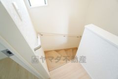 お子様も高齢の方も安心して上り下りができる手摺がついた安心設計です。 階段には小窓を配置しました。日中でも暗くなりがちな階段下が明るくなり安全ですね。