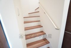 ご年配の方や小さなお子様でも安心できる、手すり付き階段です＾＾段差も低めで設定されてますので安全性にも優れてますね＾＾