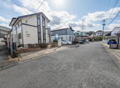 前面道路は北西側約5.9ｍの公道に面しています。道路幅が大きいので駐車もラクラクできそうですね＾＾住人以外の車の進入も少なく、小さなお子様を持つご家庭にも安心です。 