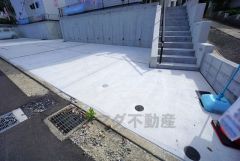 駐車スペースは2台分を確保（車種による）。マイカー用に、お客さま用に、余裕を持ってご利用いただけます。