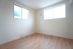 2面採光を確保した明るい室内は、風通しも良く、大変居心地の良い空間となっております。日当たりがよく、子供部屋としての利用もおすすめ。