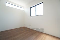 2面採光を確保した明るい室内は、風通しも良く、大変居心地の良い空間となっております。日当たりがよく、子供部屋としての利用もおすすめ。