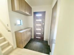 ご家族の靴をスッキリと片付けられるシューズボックス付きの玄関です＾＾スッキリと片付いた玄関は気持ちがいいです。