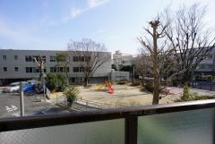 バルコニーからの眺望です。遊具のある公園がすぐ目の前にあります＾＾小学校も目の前です＾＾