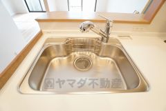 大きなお鍋も楽々洗える幅の広いシンクです＾＾ステンレスシンクなので簡単にお掃除できますよ。洗剤やスポンジもすっきりできる収納付き。